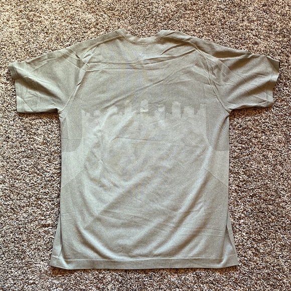 Lululemon metal vent tee limited edition (city scape) - Picture 4 of 4
